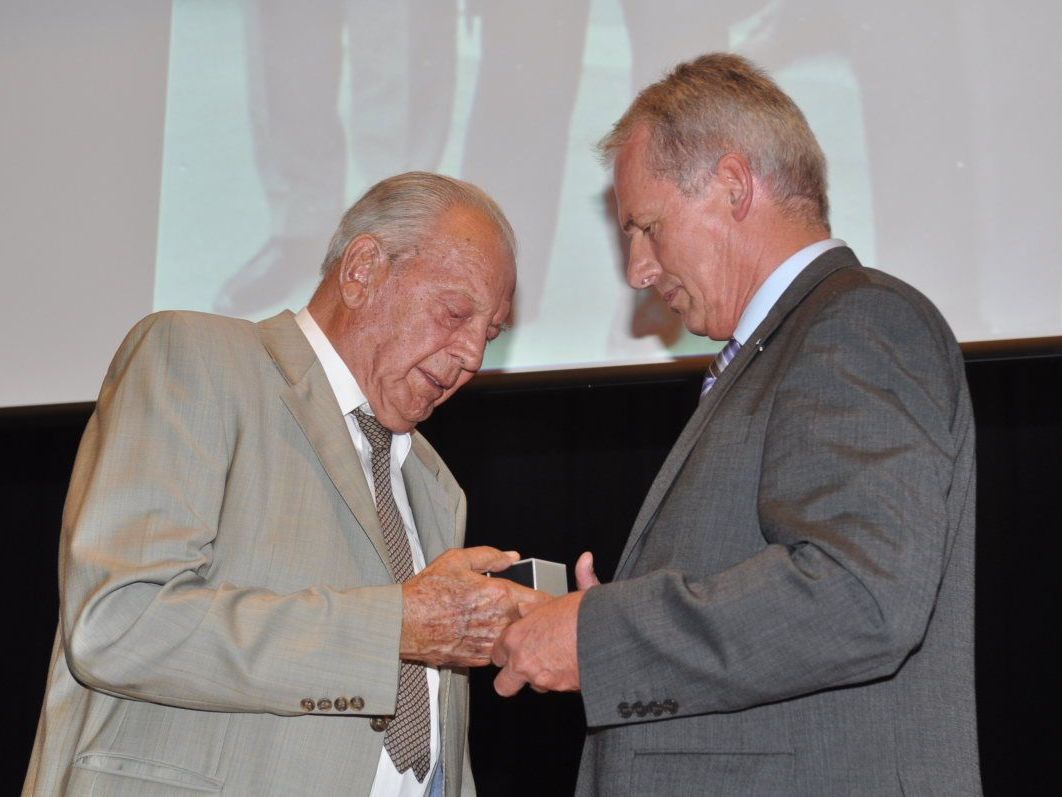 Ein bewegender Moment: Bgm. Gottfried Brändle überreicht die Ehrenringe an Kommerzialrat Siegfried Jochum. Ein bewegender Moment: Bgm. Gottfried Brändle überreicht die Ehrenringe an Kommerzialrat Siegfried Jochum.