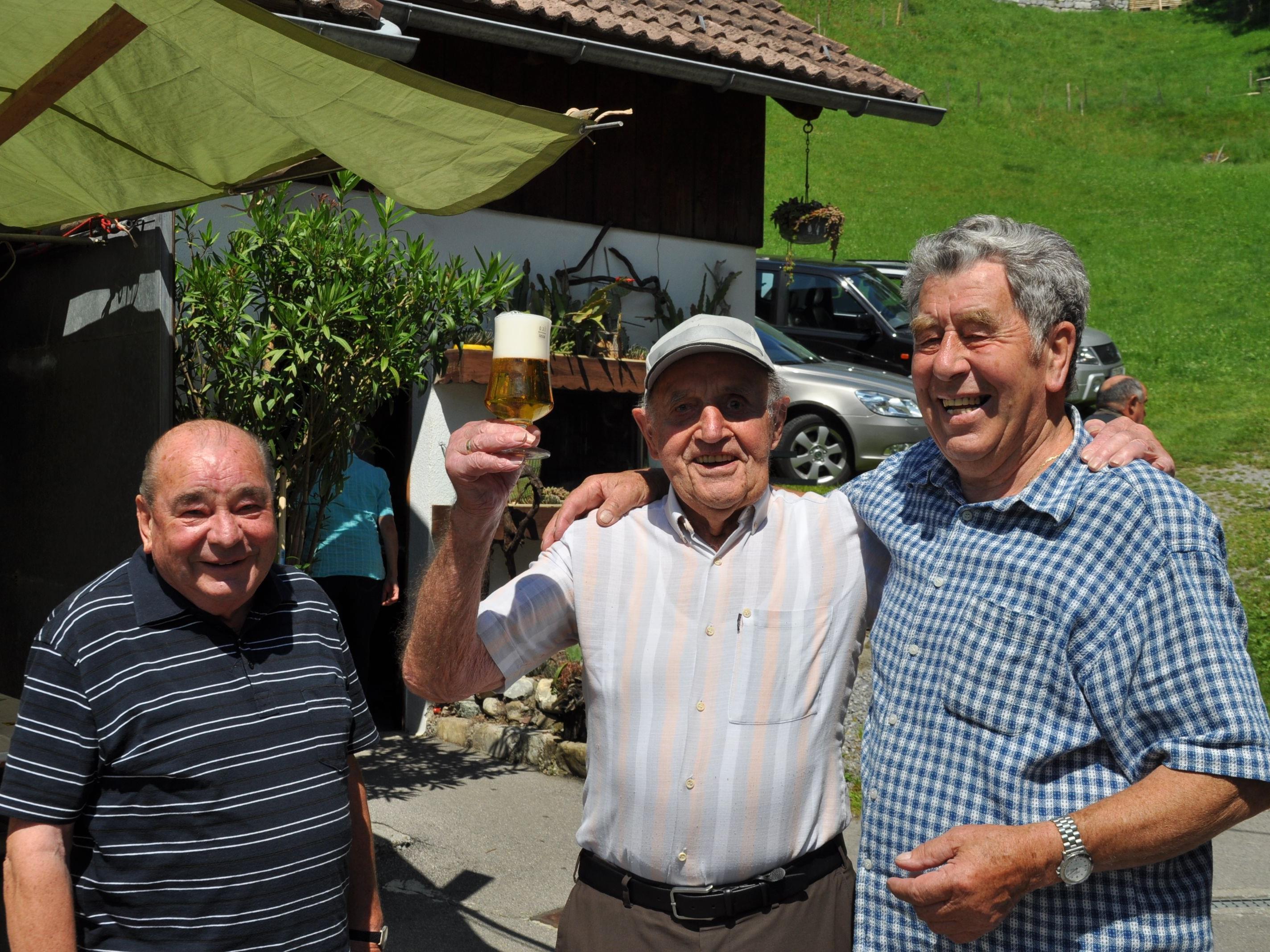 Ein Hoch dem Seniorenbung Ludesch, v.l. Kurt, Luis und Gastgeber Othmar.