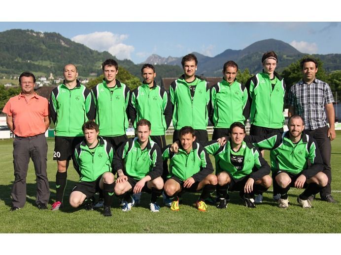 Die Spieler der 1. Mannschaft des FC Renault Malin Sulz freuen sich über die neuen Trainingsanzüge Die Spieler der 1. Mannschaft des FC Renault Malin Sulz freuen sich über die neuen Trainingsanzüge