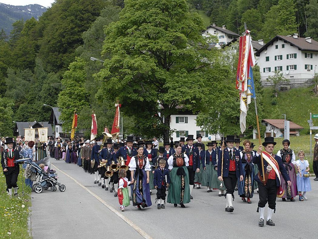 Die Fronleichnamsprozession in Partenen führte von der Kaverne I zum Bischof Rudigier-Platz.