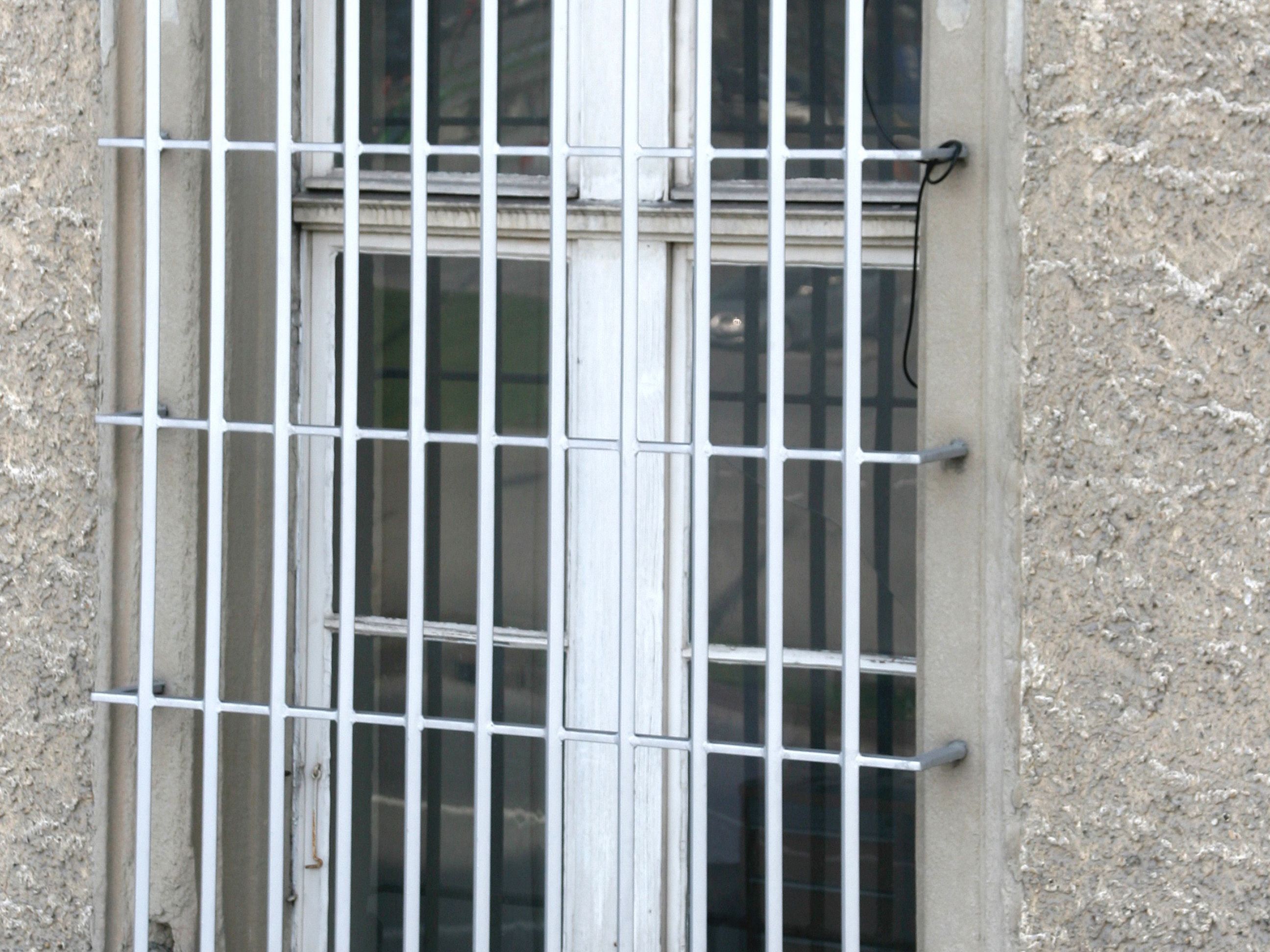 Die Polizei nahm zwei Verdächtige fest und befreite drei Opfer. Die Polizei nahm zwei Verdächtige fest und befreite drei Opfer.