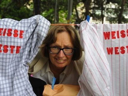 Die Grüne-Abgeordnete Gabriela Moser bei der Aktion gegen Korruption am Karlsplatz Die Grüne-Abgeordnete Gabriela Moser bei der Aktion gegen Korruption am Karlsplatz