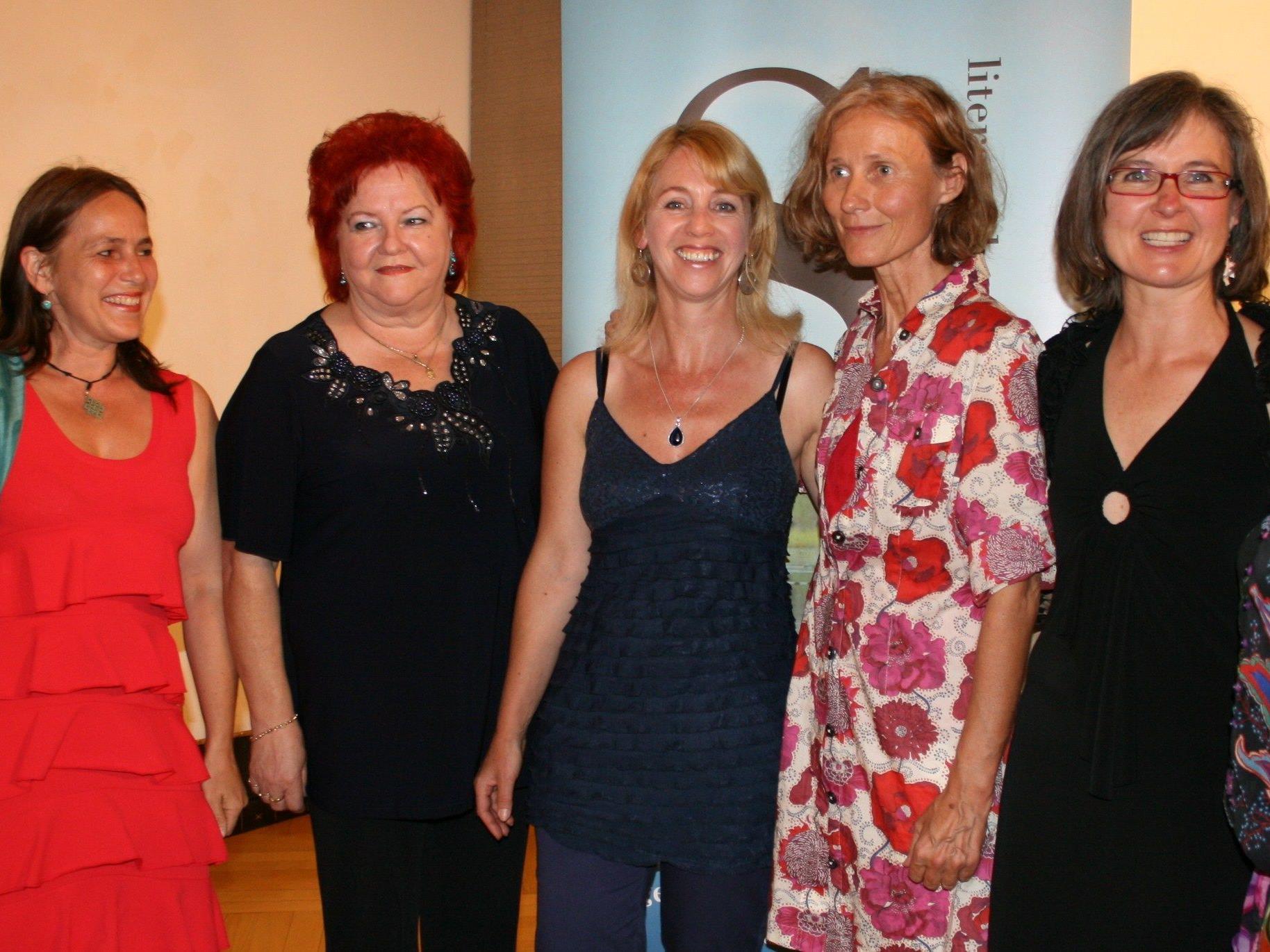 Projektleiterin Brigitte Riedmann mit den Autorinnen Judith Konzett, Mary Rieger, Waltraud Travaglini-Konzett, Karin Tarabochia, Irene Nägele-Schwaiger und Martha Domig-Werner (v.l.).