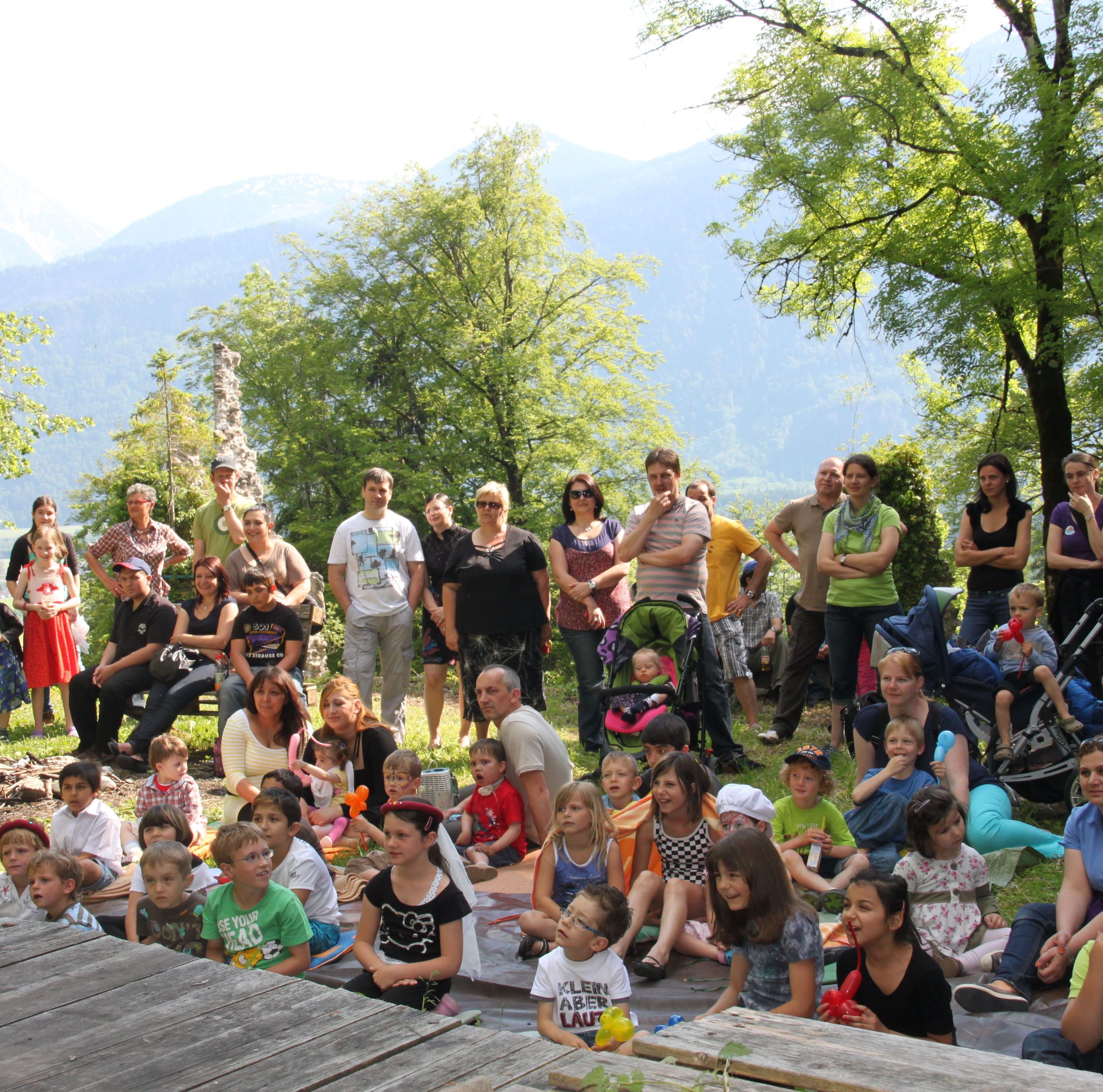 Kinder mit Beeinträchtigung feierten auf der Burgruine Blumenegg Kinder mit Beeinträchtigung feierten auf der Burgruine Blumenegg