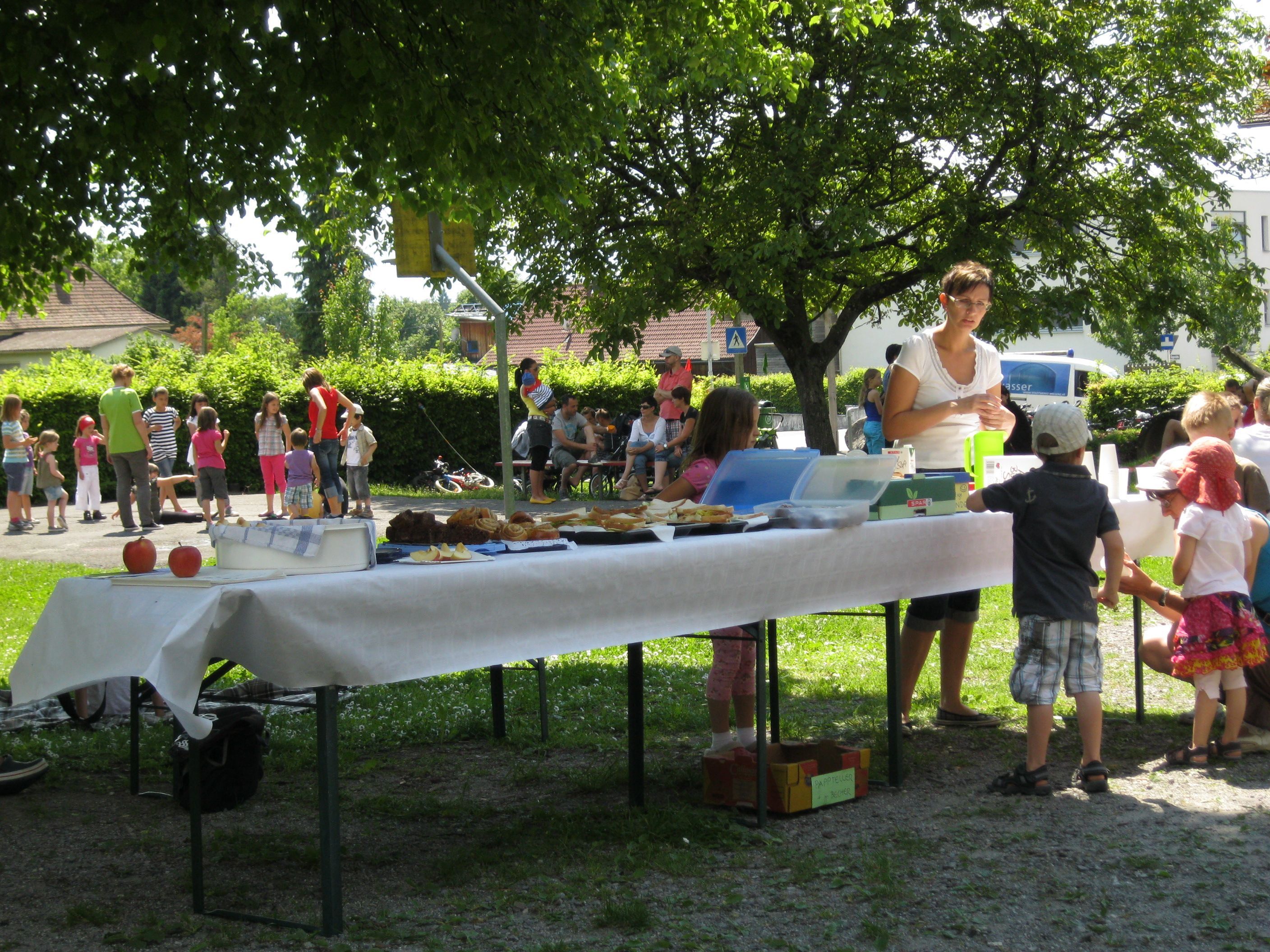 Mitorganisatorin Judith Riemer betreute den Buffettisch Mitorganisatorin Judith Riemer betreute den Buffettisch