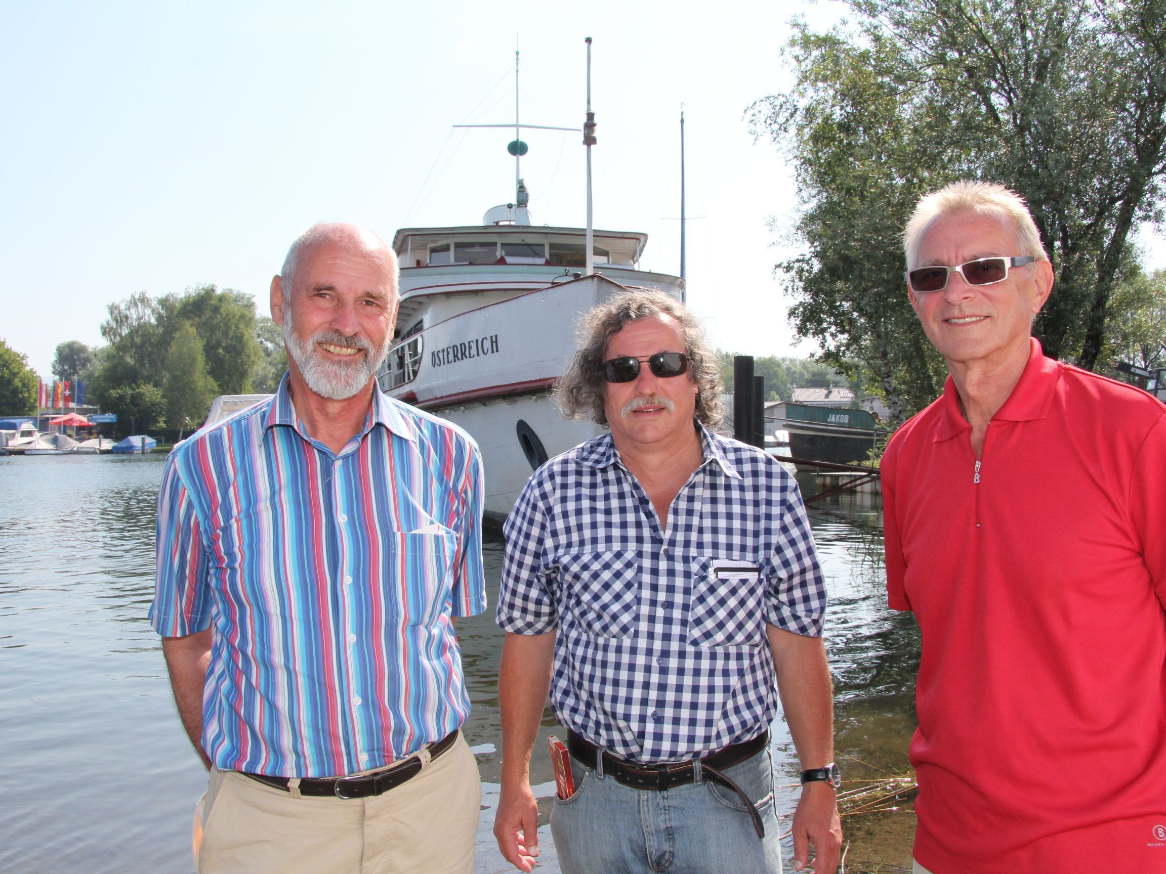 Bürger setzen sich für "Österreich" ein. Bürger setzen sich für "Österreich" ein.