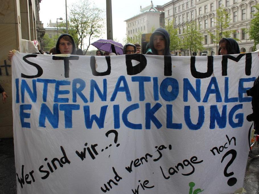 Studenten der Internationalen Entwicklung haben im April an der Universität demonstriert