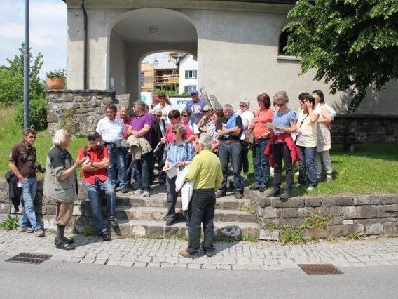 Teilnehmer der Flurnamen-Exkursion mit Werner Vogt vor der Sebastianskirche Teilnehmer der Flurnamen-Exkursion mit Werner Vogt vor der Sebastianskirche