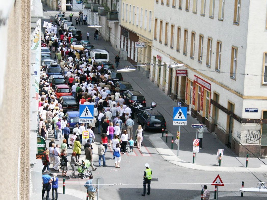 Eine recht ansehnliche Prozession zu Fronleichnam in Ottakring Eine recht ansehnliche Prozession zu Fronleichnam in Ottakring