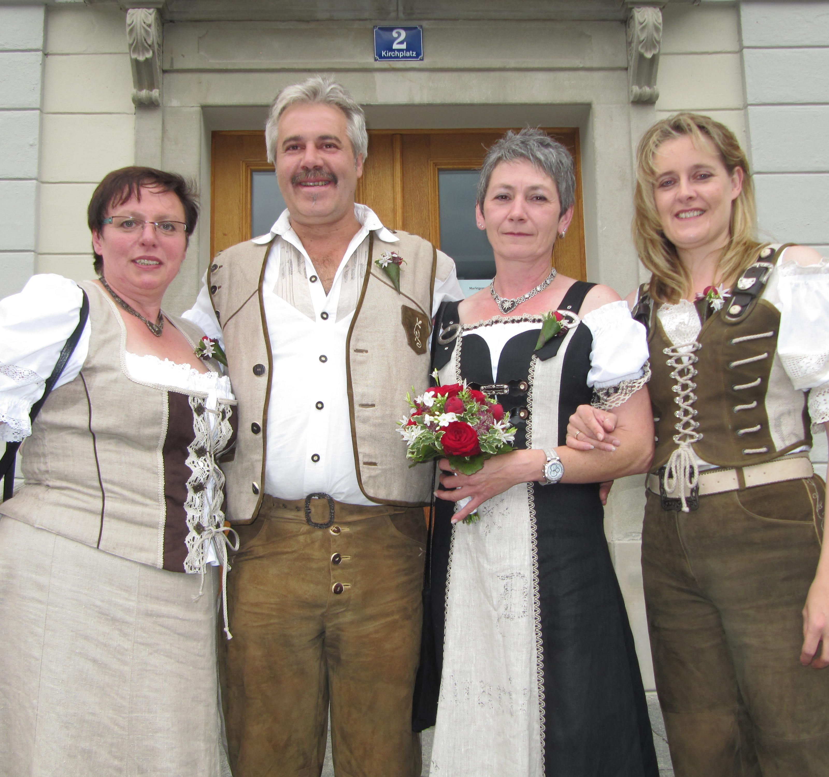 Ingrid Jäck und Bernd Schoppenhauer sind seit 8.Juni glücklich vermählt. Ingrid Jäck und Bernd Schoppenhauer sind seit 8.Juni glücklich vermählt.