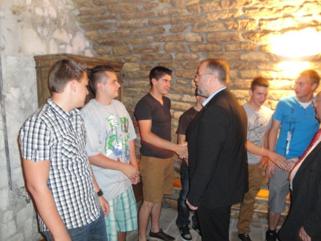 Bgm. Werner Mueller gratuliert seinen neuen Jungbuergern. Bgm. Werner Mueller gratuliert seinen neuen Jungbuergern.