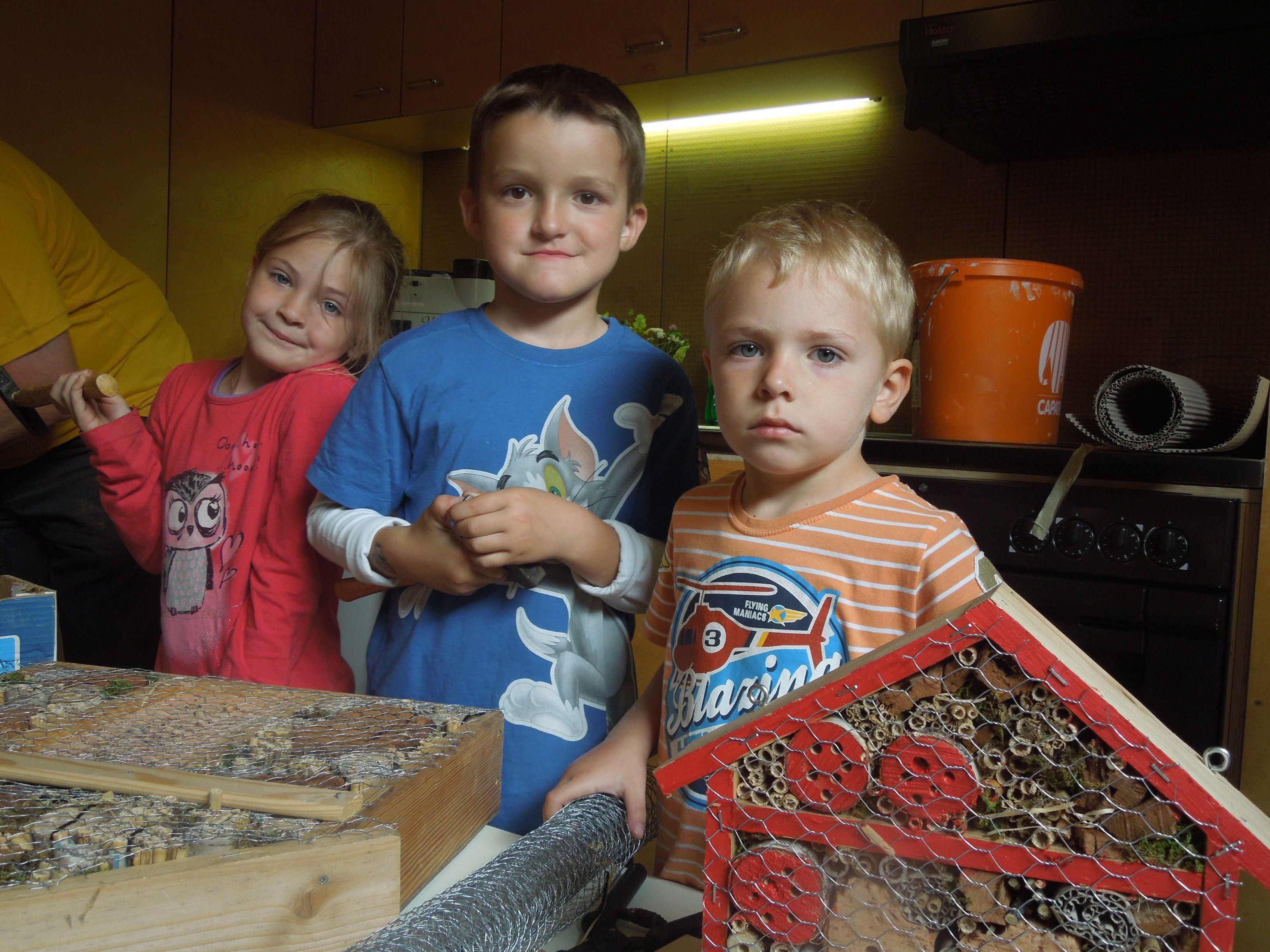 So sehen fleißige Handwerker aus - Laura, Sebastian und Dominik bastelten in ihrem Kindergarten ein Insektenhotel.