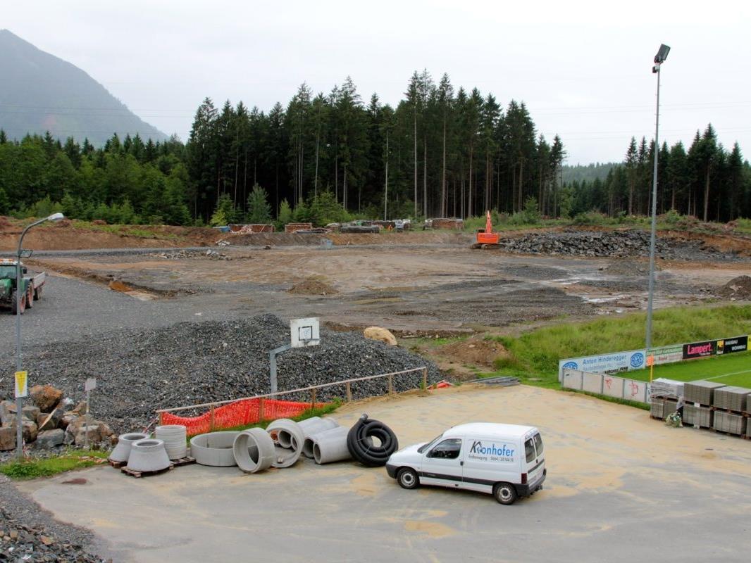 Zur Zeit ist der weiterte Aufbau des Sportplatzgeländes in Arbeit,  dabei erfolgt alle  5-6 Meter der Einbau der Drainage
