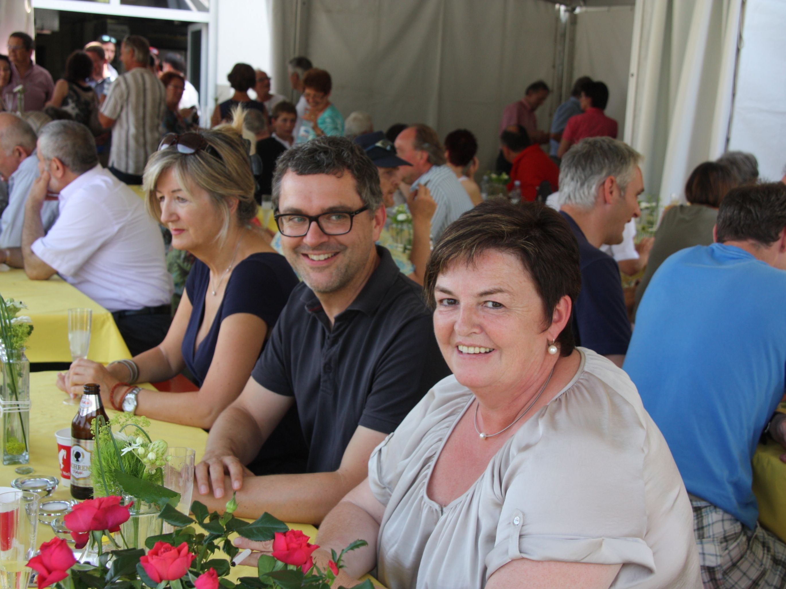 Der Dorfbeck Kainz und seine Frau Klärle (erste v.l.) gaben zum Abschied ein kleines Fest für ihre Kunden Der Dorfbeck Kainz und seine Frau Klärle (erste v.l.) gaben zum Abschied ein kleines Fest für ihre Kunden