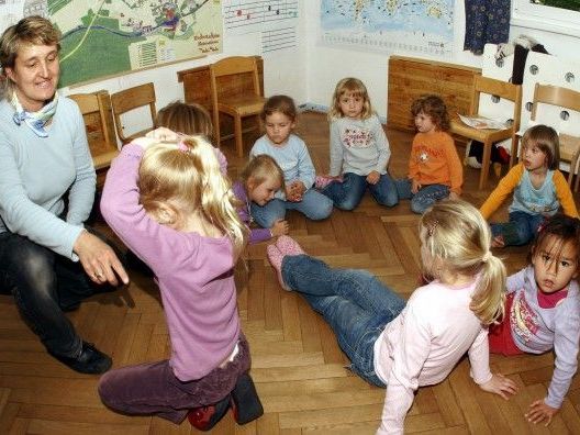 Die Wiener Kindergarten-Pädagogen protestieren gegen zuwenig Lohn und zu große Kinder-Gruppen Die Wiener Kindergarten-Pädagogen protestieren gegen zuwenig Lohn und zu große Kinder-Gruppen