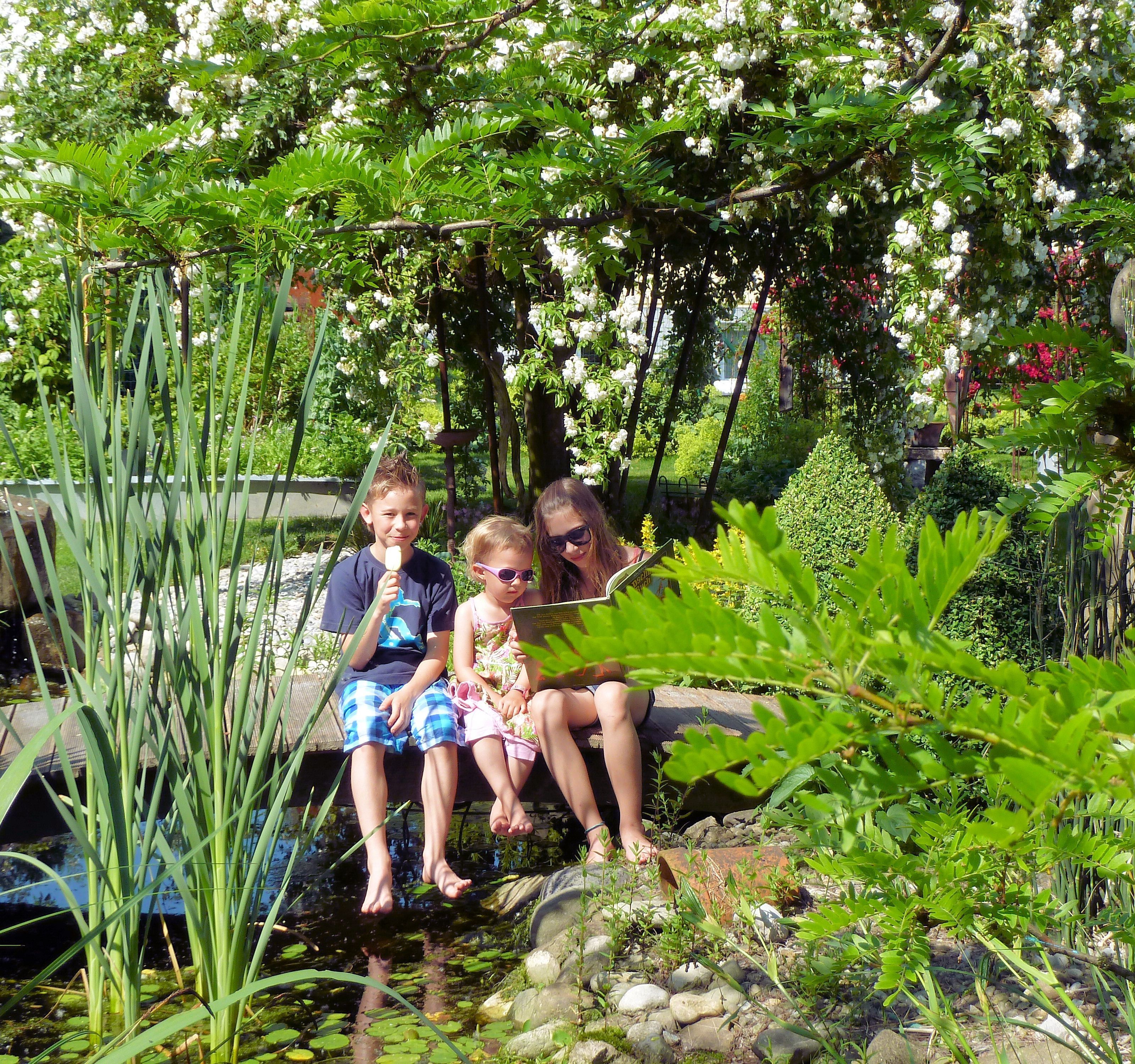 Die Enkelkinder fühlen sich in Omas Garten sichtlich wohl Die Enkelkinder fühlen sich in Omas Garten sichtlich wohl