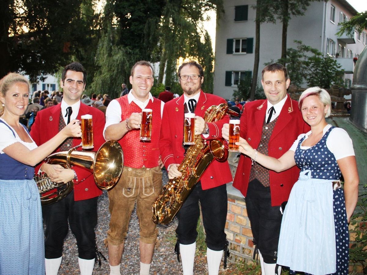Der Musikverein Lochau und Gastwirt Philipp Rainer laden zum Dämmerschoppen. (Foto: BMS) Der Musikverein Lochau und Gastwirt Philipp Rainer laden zum Dämmerschoppen. (Foto: BMS)