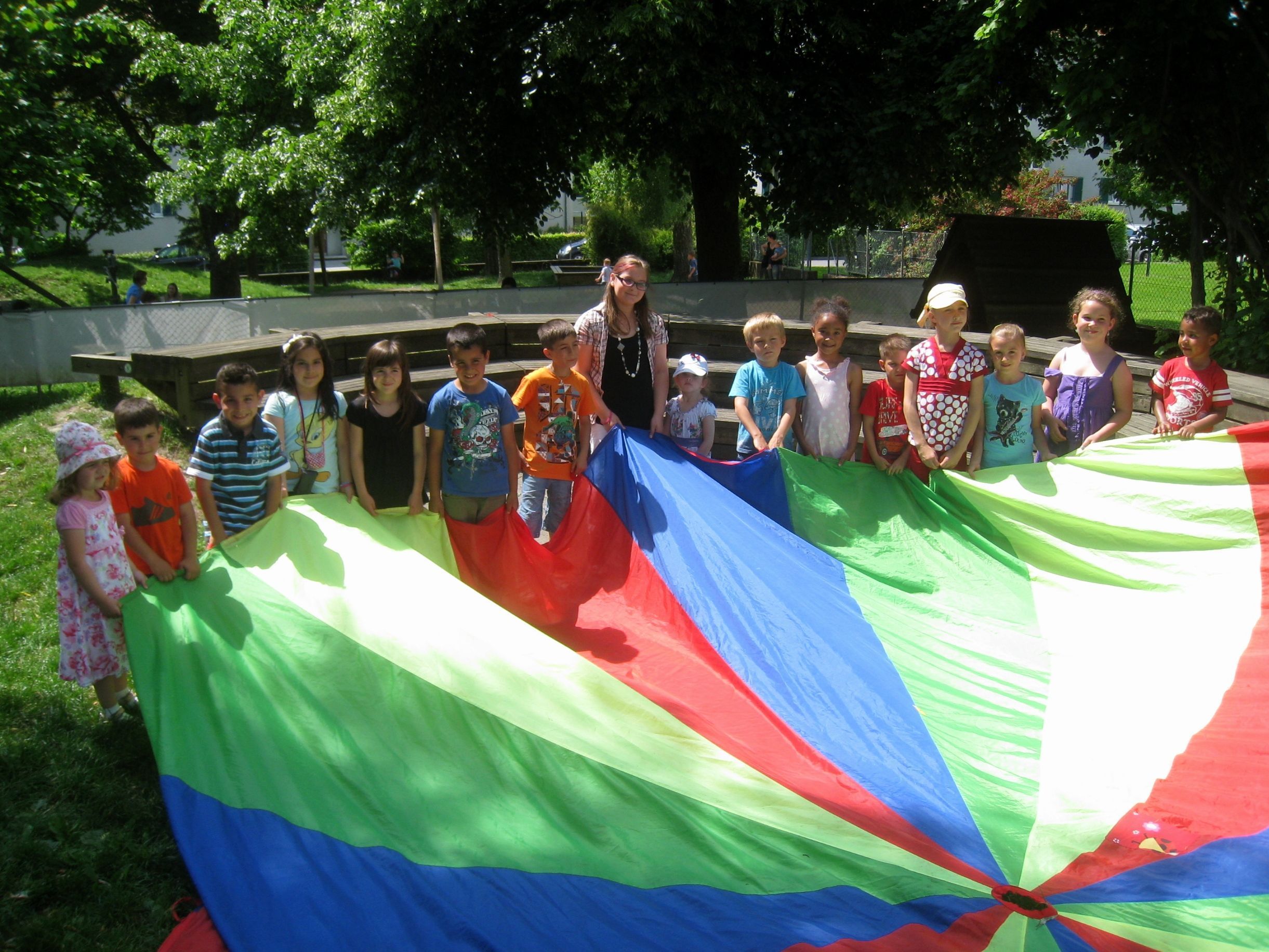 Natürlich hatte das Spielbusteam auch den Riesenfallschirm im Gepäck. Natürlich hatte das Spielbusteam auch den Riesenfallschirm im Gepäck.