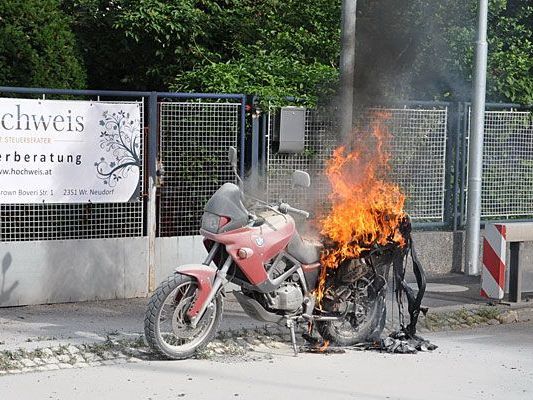 Das Motorrad des 47-Jährigen fing im Frühverkehr in Wiener Neudorf Feuer Das Motorrad des 47-Jährigen fing im Frühverkehr in Wiener Neudorf Feuer