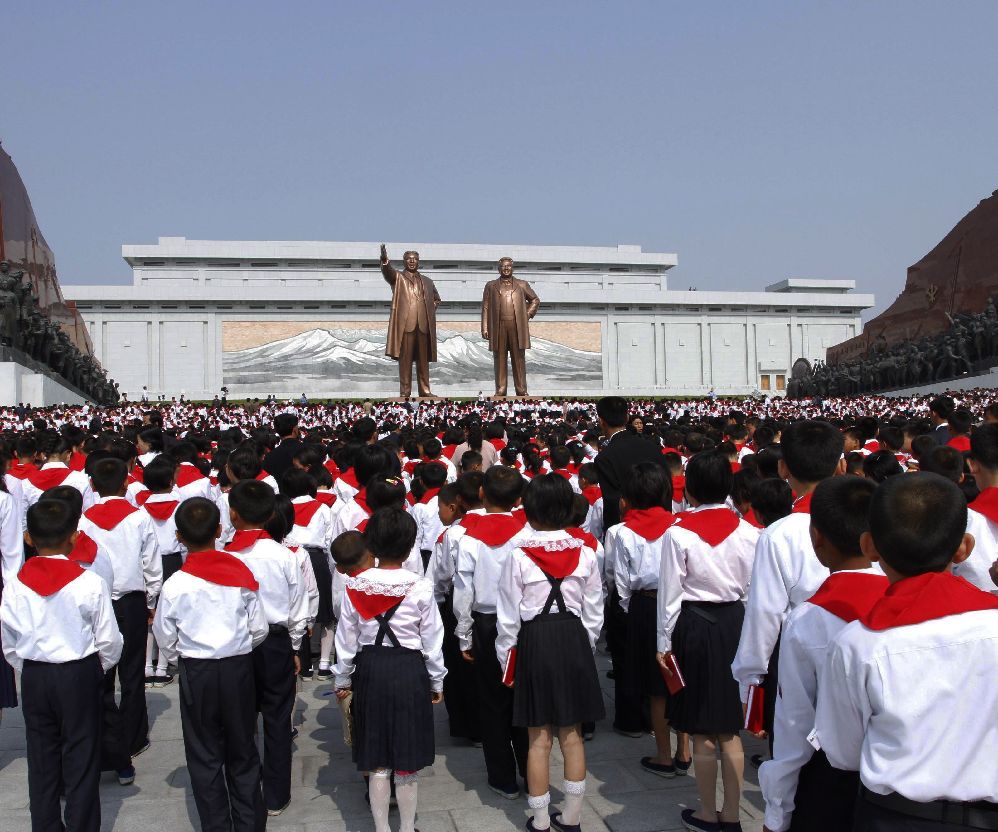 Schon die Kleinsten werden in Nordkorea auf die Führung eingeschworen. Schon die Kleinsten werden in Nordkorea auf die Führung eingeschworen.