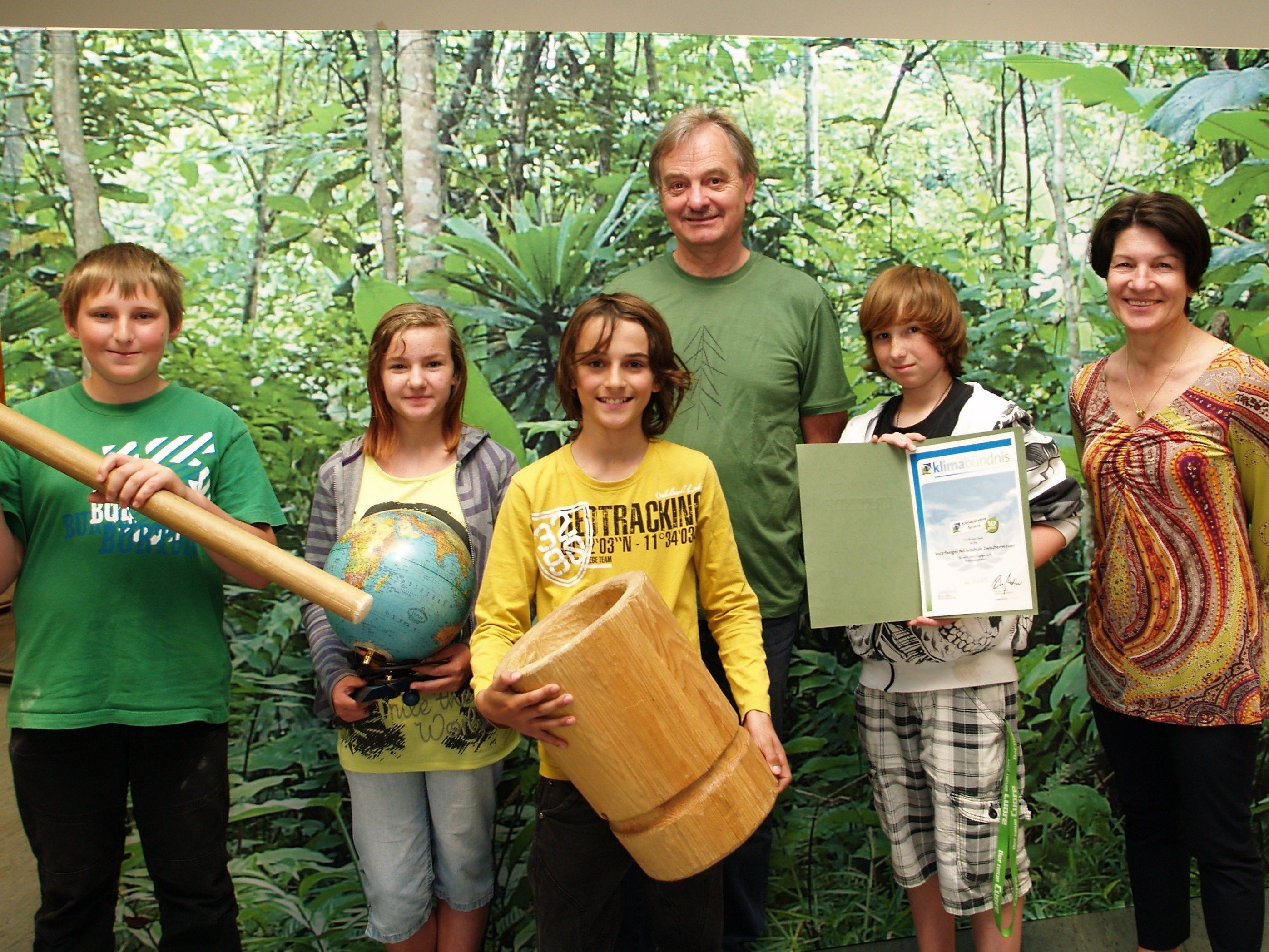 Direktorin Monika Drexel und Werner Baldauf mit einigen Schüler bei der Klimabündnisausstellung an der Mittelschule. Direktorin Monika Drexel und Werner Baldauf mit einigen Schüler bei der Klimabündnisausstellung an der Mittelschule.