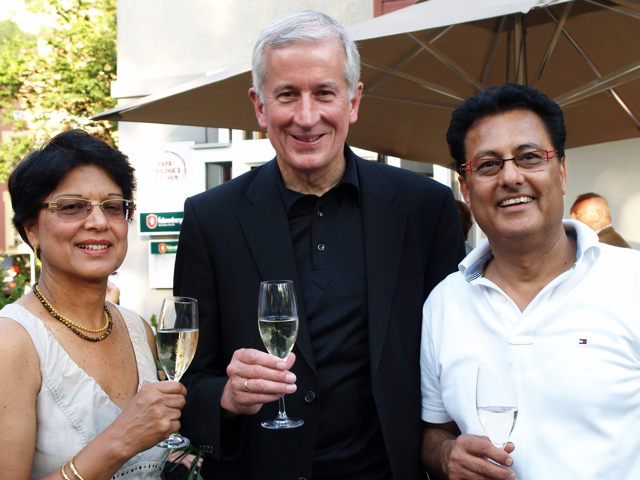 Anil und Veena Chadha mit Bürgermeister Wilfried Berchtold bei der feierlichen Neueröffnung.