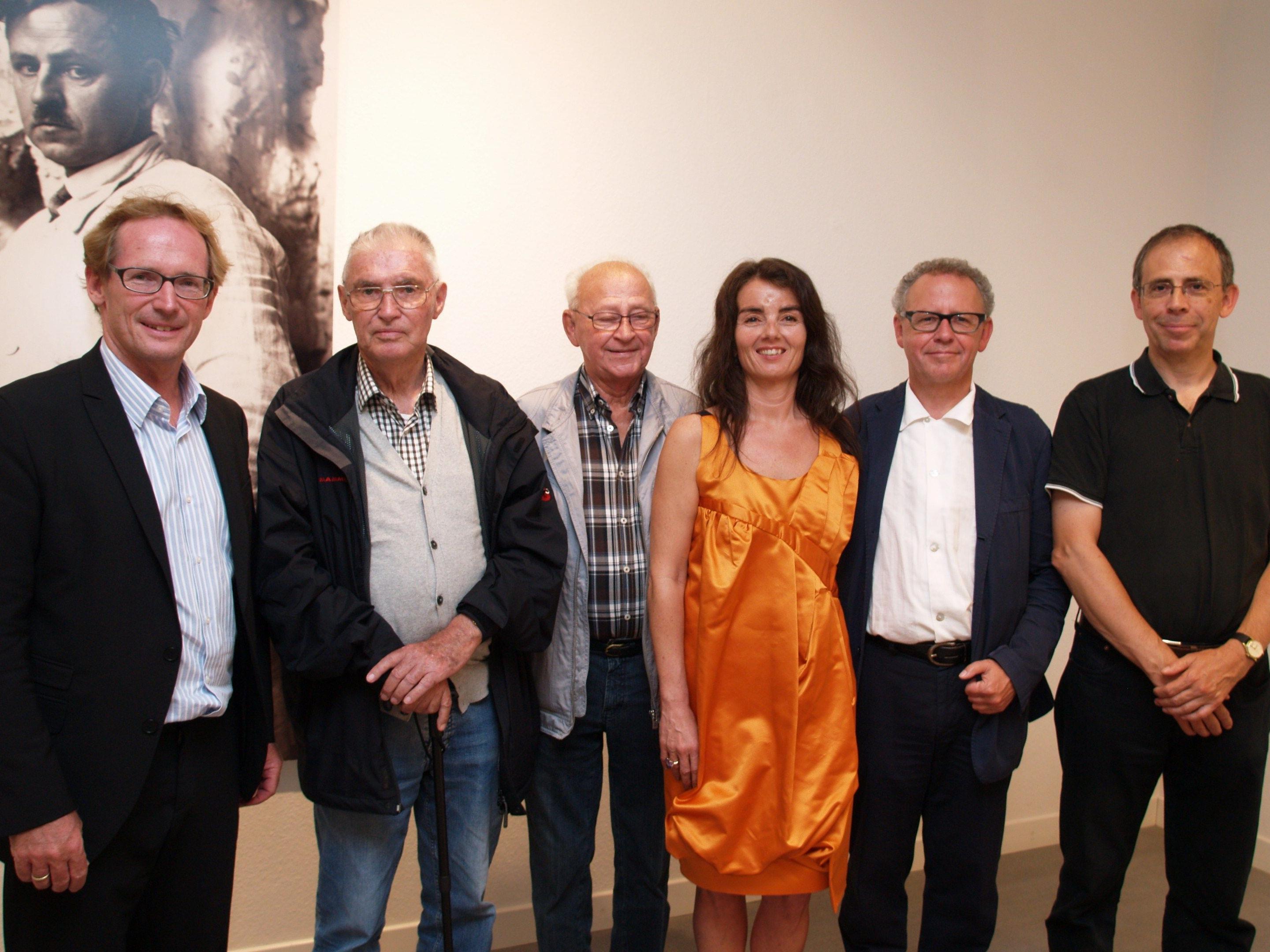 Die Kuratorin der Ausstellung Ingrid Adamer mit Guntram, Ekkehard und Thomas Bechtold, sowie Roman und Thomas Jungblut bei der Ausstellungseröffnung.