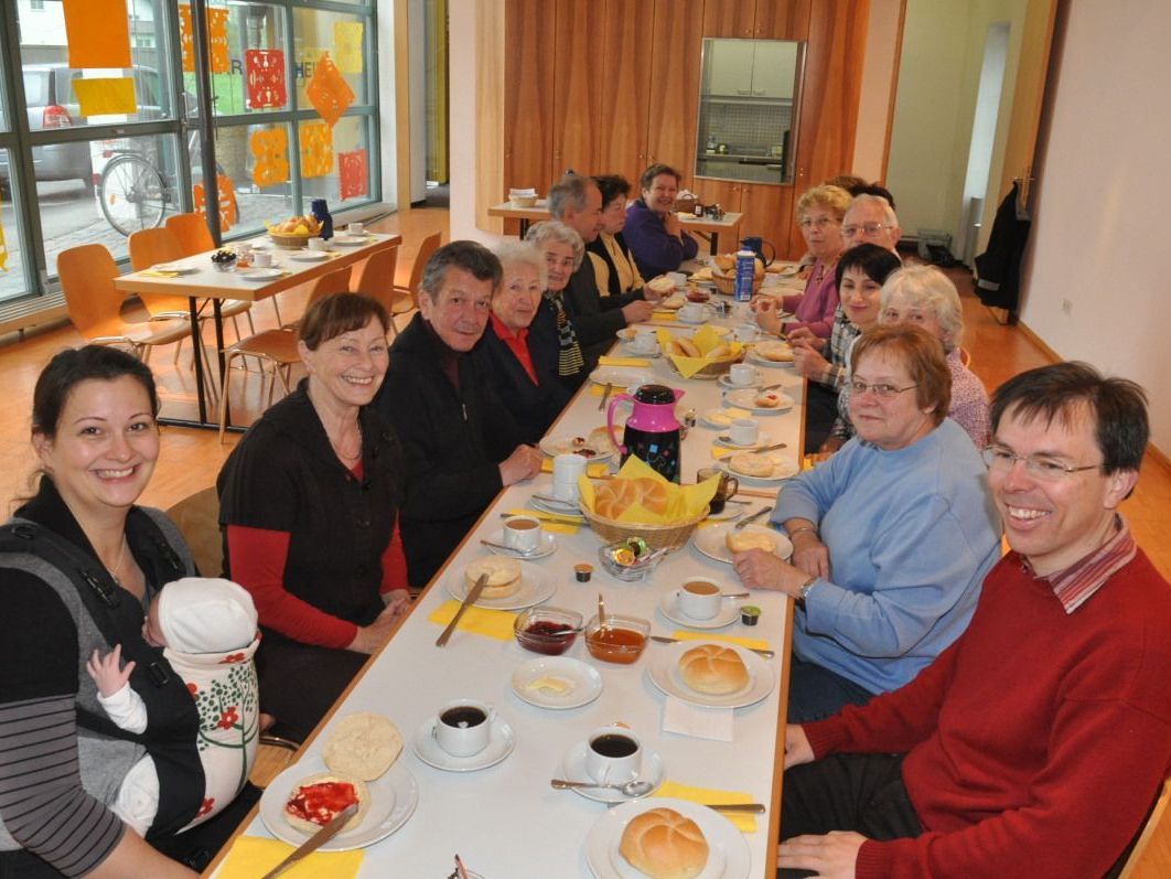 Das Pfarrfrühstück ermöglicht einen geselligen Austausch. Das Pfarrfrühstück ermöglicht einen geselligen Austausch.