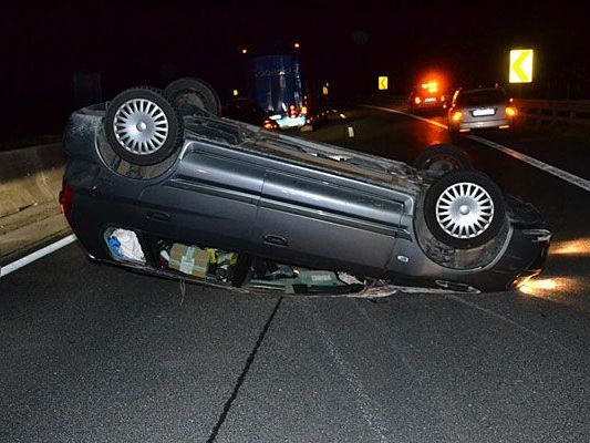 Dieser Pkw kam auf der A2 ins Schleudern und überschlug sich