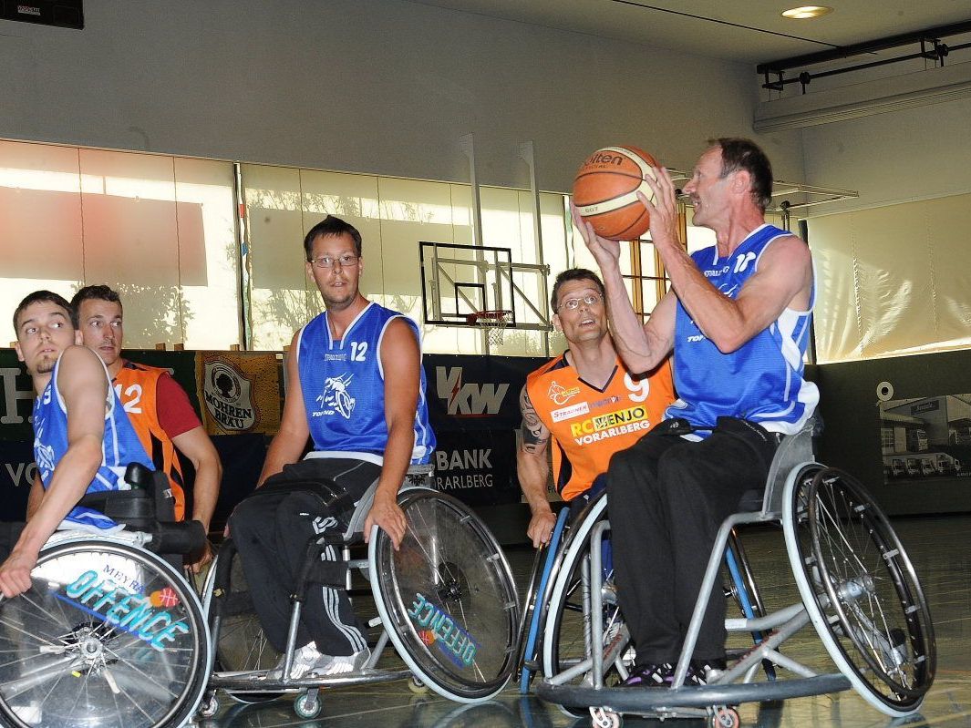 Spannendes Rollstuhlbasketball zeigten die Finalisten: Das Team des RC Enjo Vorarlberg 1 und der SKV Ravensburg. Spannendes Rollstuhlbasketball zeigten die Finalisten: Das Team des RC Enjo Vorarlberg 1 und der SKV Ravensburg.