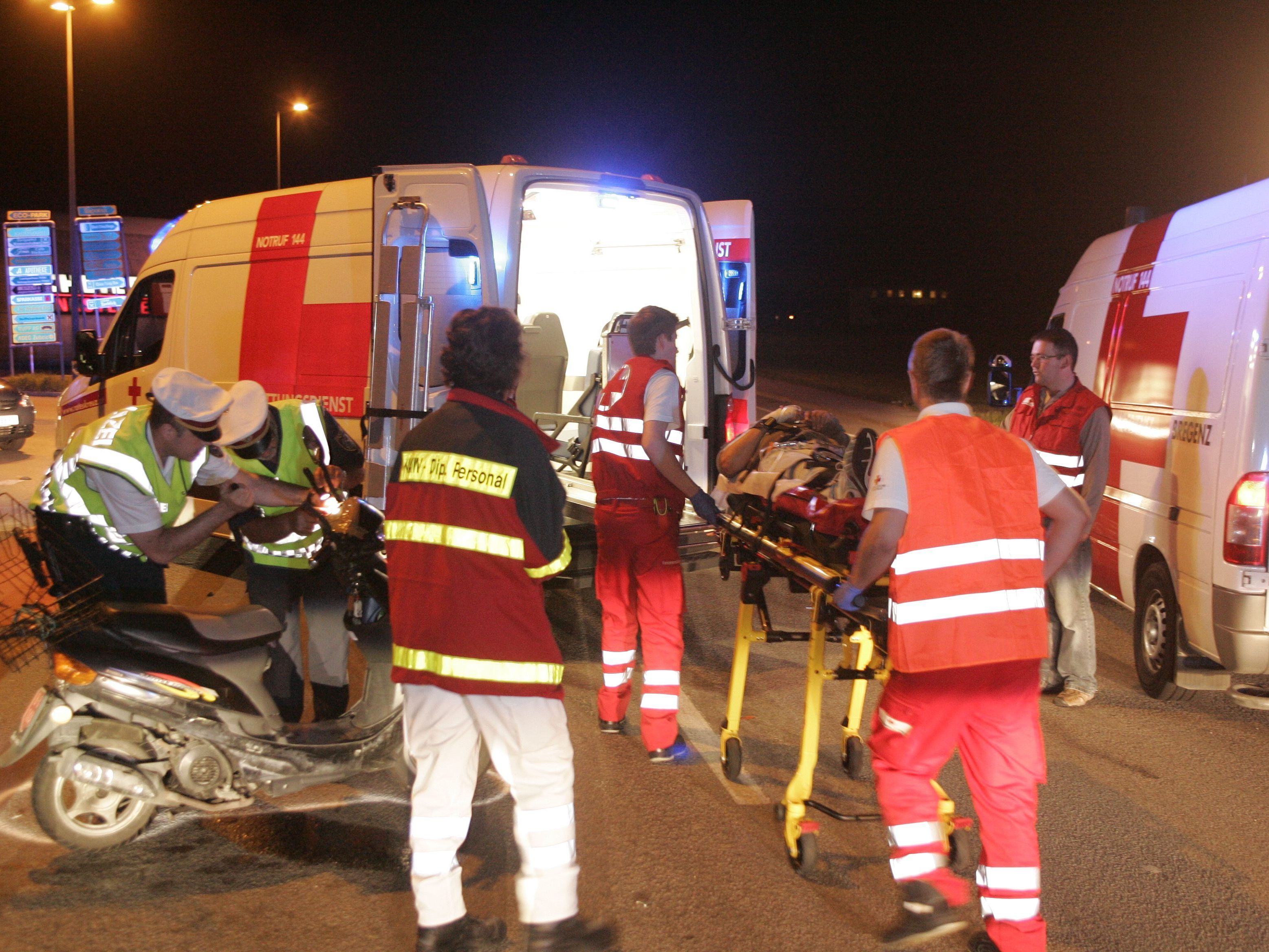 Die beiden verletzten Rollerfahrer wurden von der Rettung ins Krankenhaus gebracht. Die beiden verletzten Rollerfahrer wurden von der Rettung ins Krankenhaus gebracht.