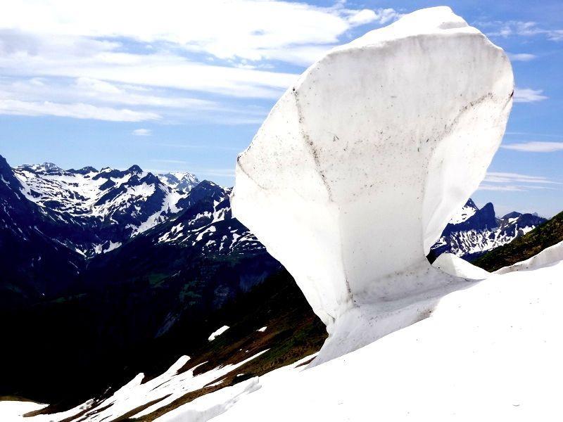 Kunst in der Natur. Natürliche Schneeskulptur am Diedamskopf.