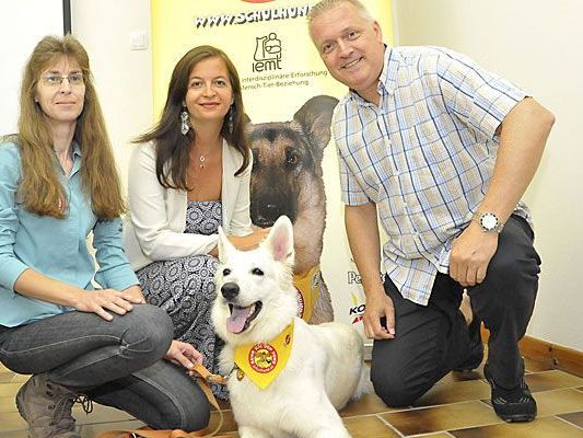 Elisabeth Mannsberger von schulhund.at, Tierschutzstadträtin Ulli Sima, SPÖ-Tierschutzsprecher Gerhard Spitzer und einer der Schulhunde