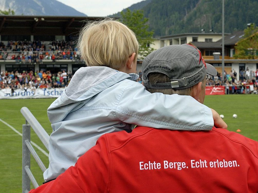 Vater und Sohn bei einer Trainingseinheit der spanischen Nationalmannschaft 2012 in Schruns. Vater und Sohn bei einer Trainingseinheit der spanischen Nationalmannschaft 2012 in Schruns.