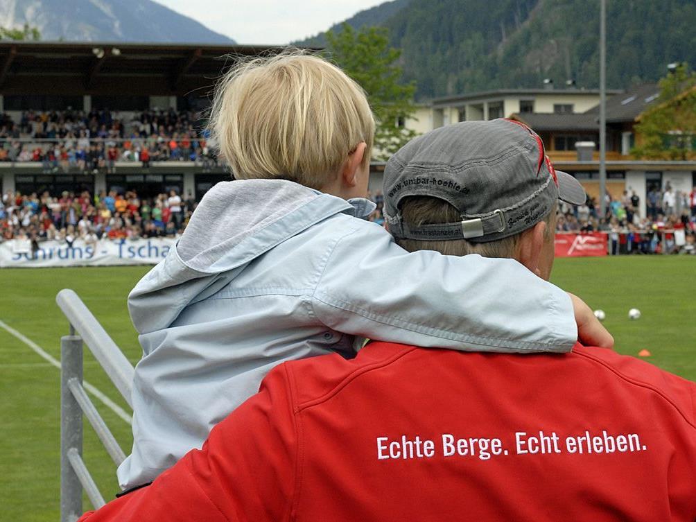 Vater und Sohn bei einer Trainingseinheit der spanischen Nationalmannschaft 2012 in Schruns.
