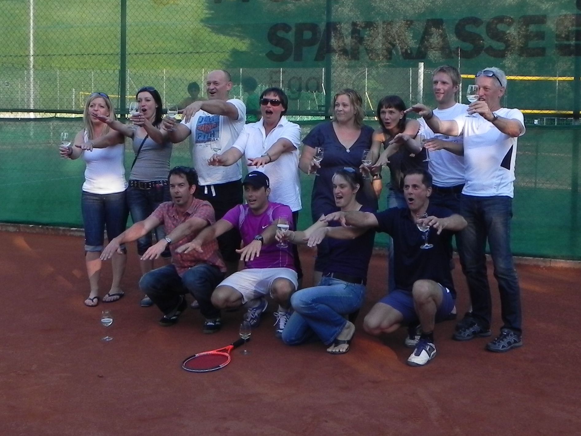 stehend v.l.n.r.: Renate Berbig, Michaela Muxel, Thomas Wüstner, Moni Corn, Silvia Muxel, Claudia Fuchs, Stefan Beer, Christian Corn. kniend v.l.n.r.: Christoph Willi, Johannes Larch, Mariette Zündel, Helmut Fuetsch stehend v.l.n.r.: Renate Berbig, Michaela Muxel, Thomas Wüstner, Moni Corn, Silvia Muxel, Claudia Fuchs, Stefan Beer, Christian Corn. kniend v.l.n.r.: Christoph Willi, Johannes Larch, Mariette Zündel, Helmut Fuetsch