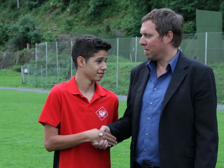 Trainer und RW Rankweil-Präsident Ulli Bischoff wünscht Torjäger Ceyhun Tüccar viel Glück in Wien. Trainer und RW Rankweil-Präsident Ulli Bischoff wünscht Torjäger Ceyhun Tüccar viel Glück in Wien.