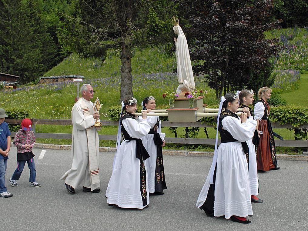 Bei der Prozession wurden die Monstranz und eine Marienstatue mitgetragen.