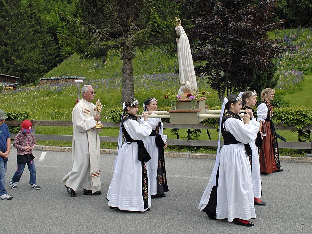 Bei der Prozession wurden die Monstranz und eine Marienstatue mitgetragen. Bei der Prozession wurden die Monstranz und eine Marienstatue mitgetragen.