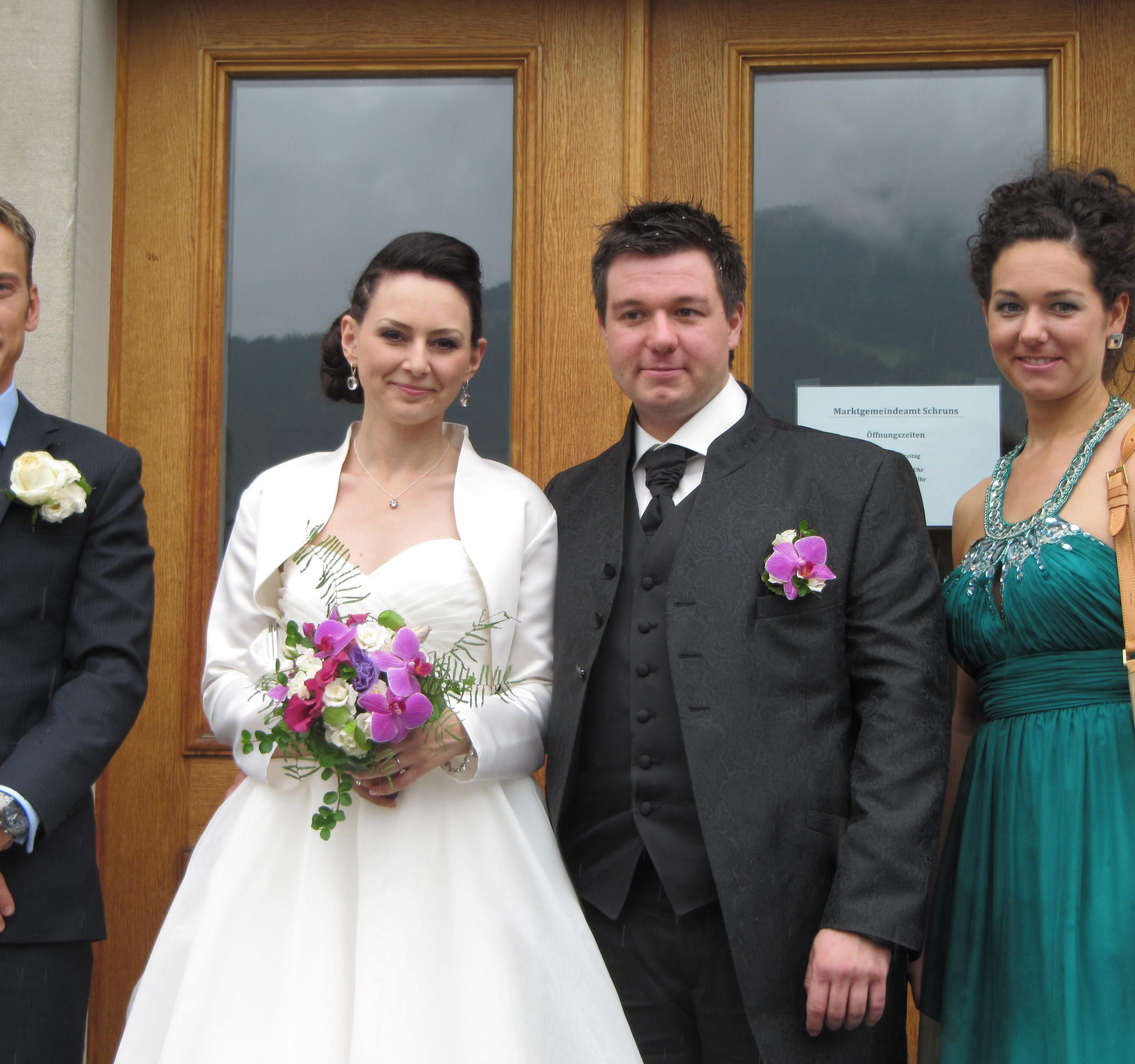 Frisch getraut prästentierten sich Andrea Stemer und Christian Tschofen . Frisch getraut prästentierten sich Andrea Stemer und Christian Tschofen .