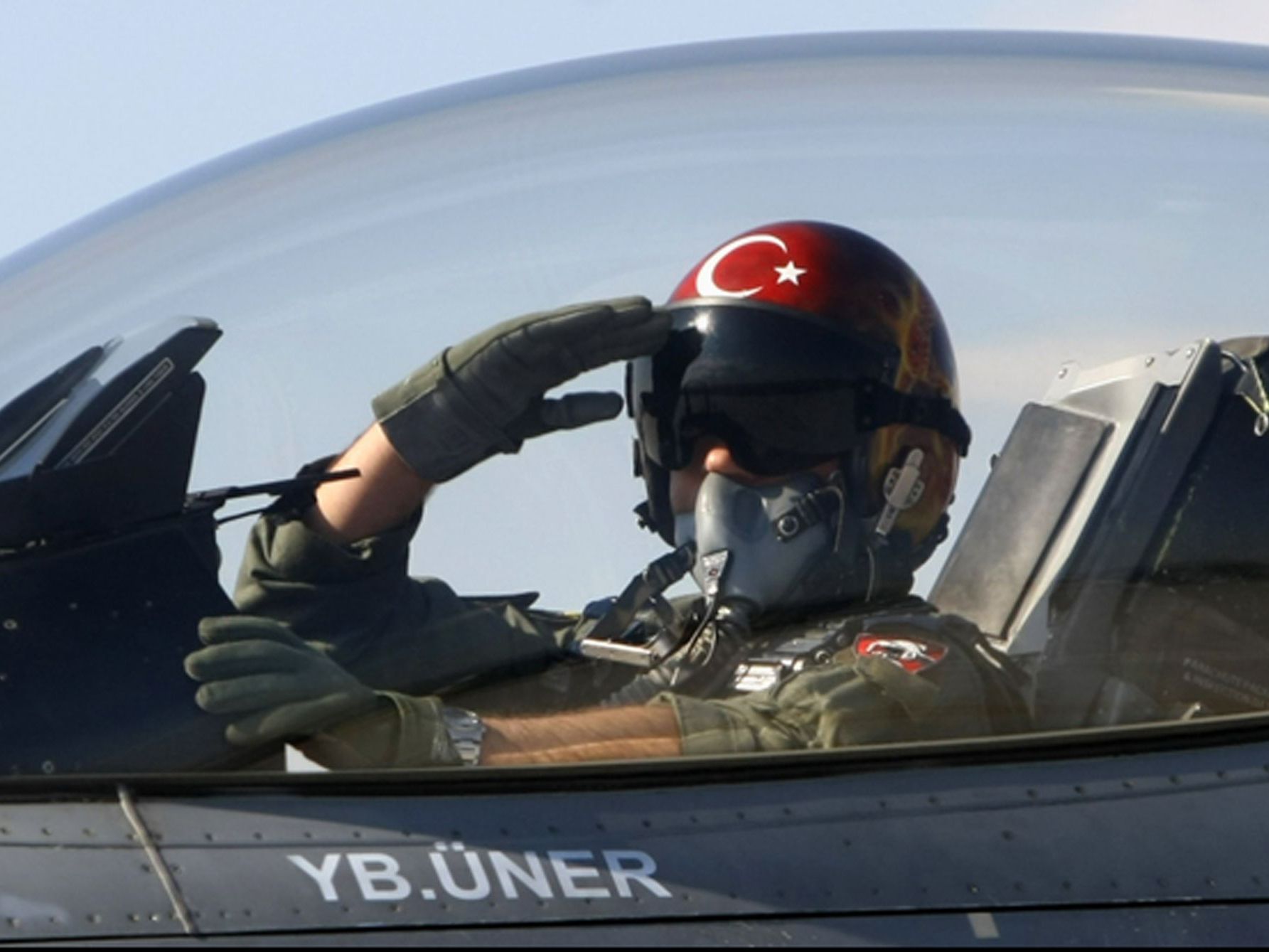 Ankara werde auf jede weitere Aggression durch Syrien mit militärischen Mittel reagieren. Ankara werde auf jede weitere Aggression durch Syrien mit militärischen Mittel reagieren.