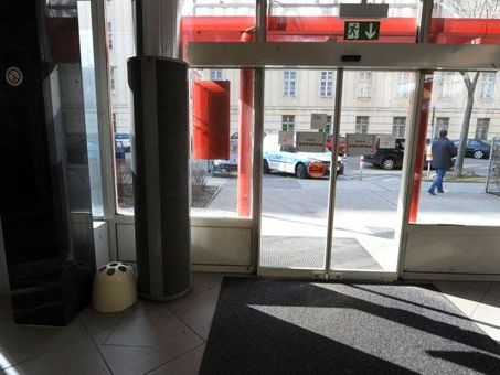 Überfall auf Geldtransporter: In diesem Bank Austria-Foyer in Favoriten fielen die Schüsse Überfall auf Geldtransporter: In diesem Bank Austria-Foyer in Favoriten fielen die Schüsse