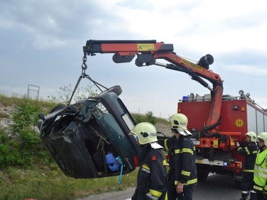 Nach dem Unfall in Wiener Neustadt musste die Feuerwehr den Pkw von der Straße bergen Nach dem Unfall in Wiener Neustadt musste die Feuerwehr den Pkw von der Straße bergen