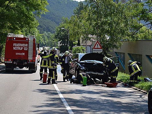 Beim Unfall in Baden stießen zwei Fahrzeuge frontal zusammen Beim Unfall in Baden stießen zwei Fahrzeuge frontal zusammen
