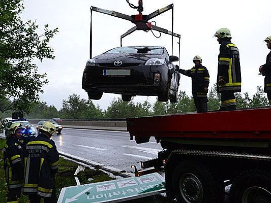 Bergung des Pkws nach dem Unfall auf der A2 in Neunkirchen Bergung des Pkws nach dem Unfall auf der A2 in Neunkirchen