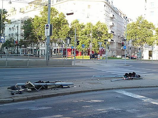 Bei dem Unfall nahe der Urania wurde eine Ampalanlage demoliert Bei dem Unfall nahe der Urania wurde eine Ampalanlage demoliert