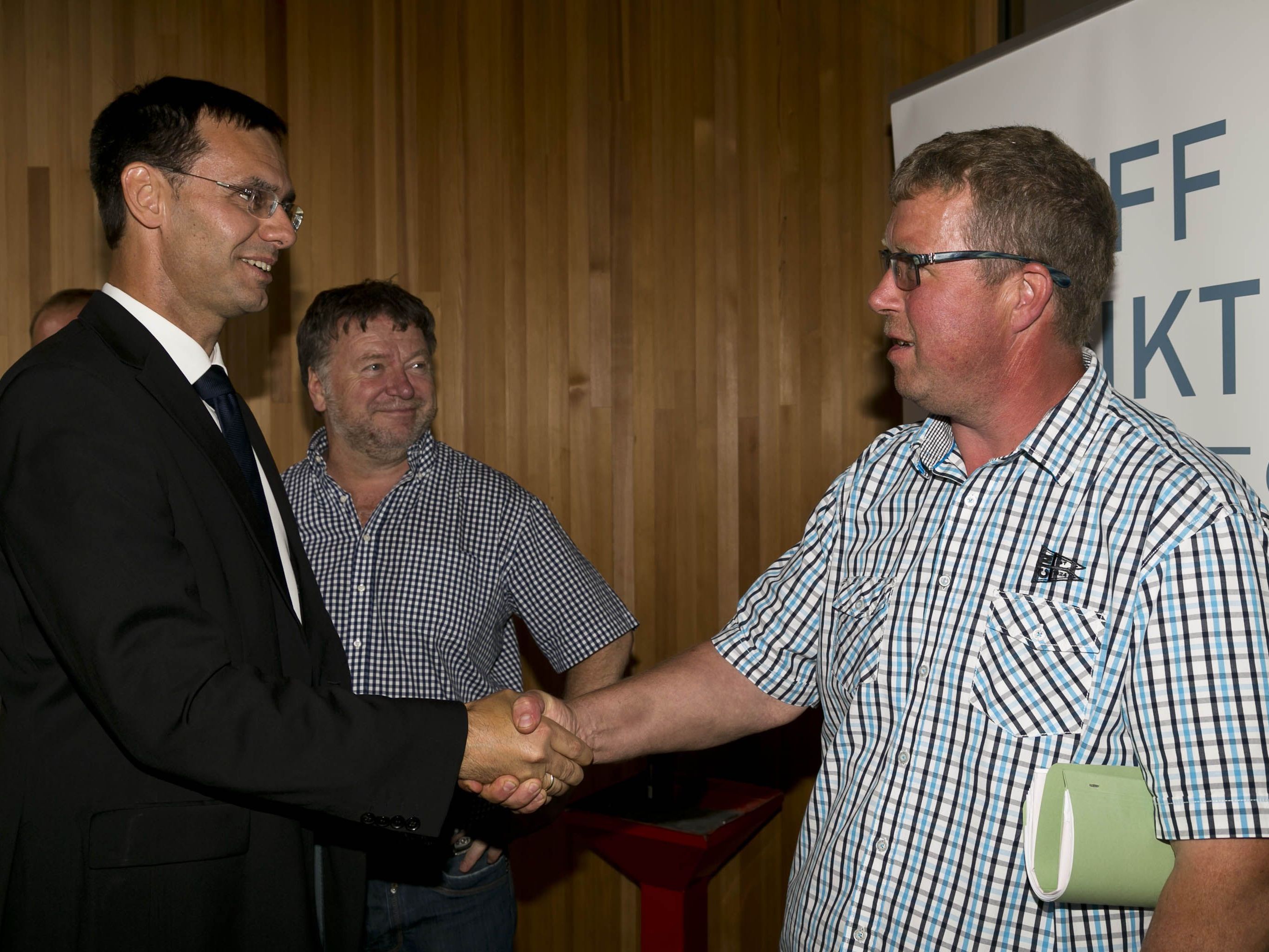 Die 15. "Treffpunkt Landeshauptmann"-Auflage nützte Wallner für lockere Gespräche mit Gewerbetreibenden aus dem Ort und Mitgliedern der Gemeindevertretung. Die 15. "Treffpunkt Landeshauptmann"-Auflage nützte Wallner für lockere Gespräche mit Gewerbetreibenden aus dem Ort und Mitgliedern der Gemeindevertretung.