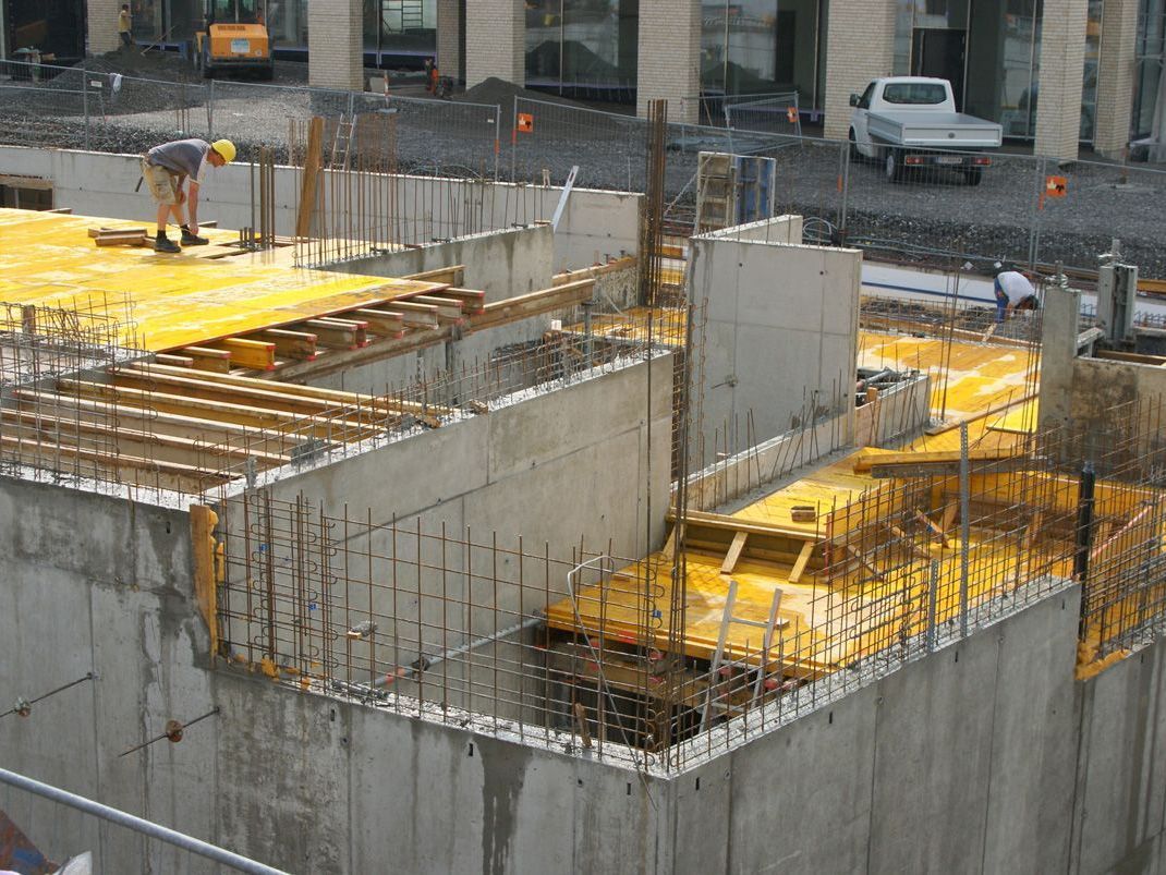 Die Ortsverbauung „Am Garnmarkt“ in Götzis – ein Projekt der Unternehmensgruppe Prisma in Kooperation mit mehreren regionalen Partnern und der Marktgemeinde Götzis – schreitet zügig voran. Die Ortsverbauung „Am Garnmarkt“ in Götzis – ein Projekt der Unternehmensgruppe Prisma in Kooperation mit mehreren regionalen Partnern und der Marktgemeinde Götzis – schreitet zügig voran.