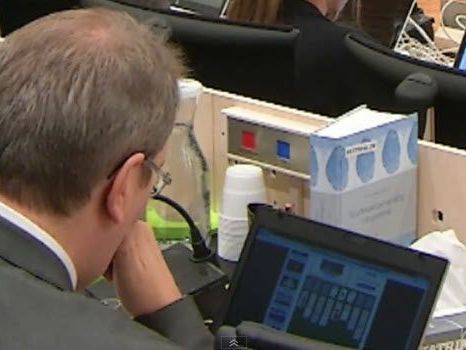 Ein Foto zeigt den Laienrichter Ernst Henning Eielsen beim Solitaire-Spiel auf seinem Laptop. Ein Foto zeigt den Laienrichter Ernst Henning Eielsen beim Solitaire-Spiel auf seinem Laptop.