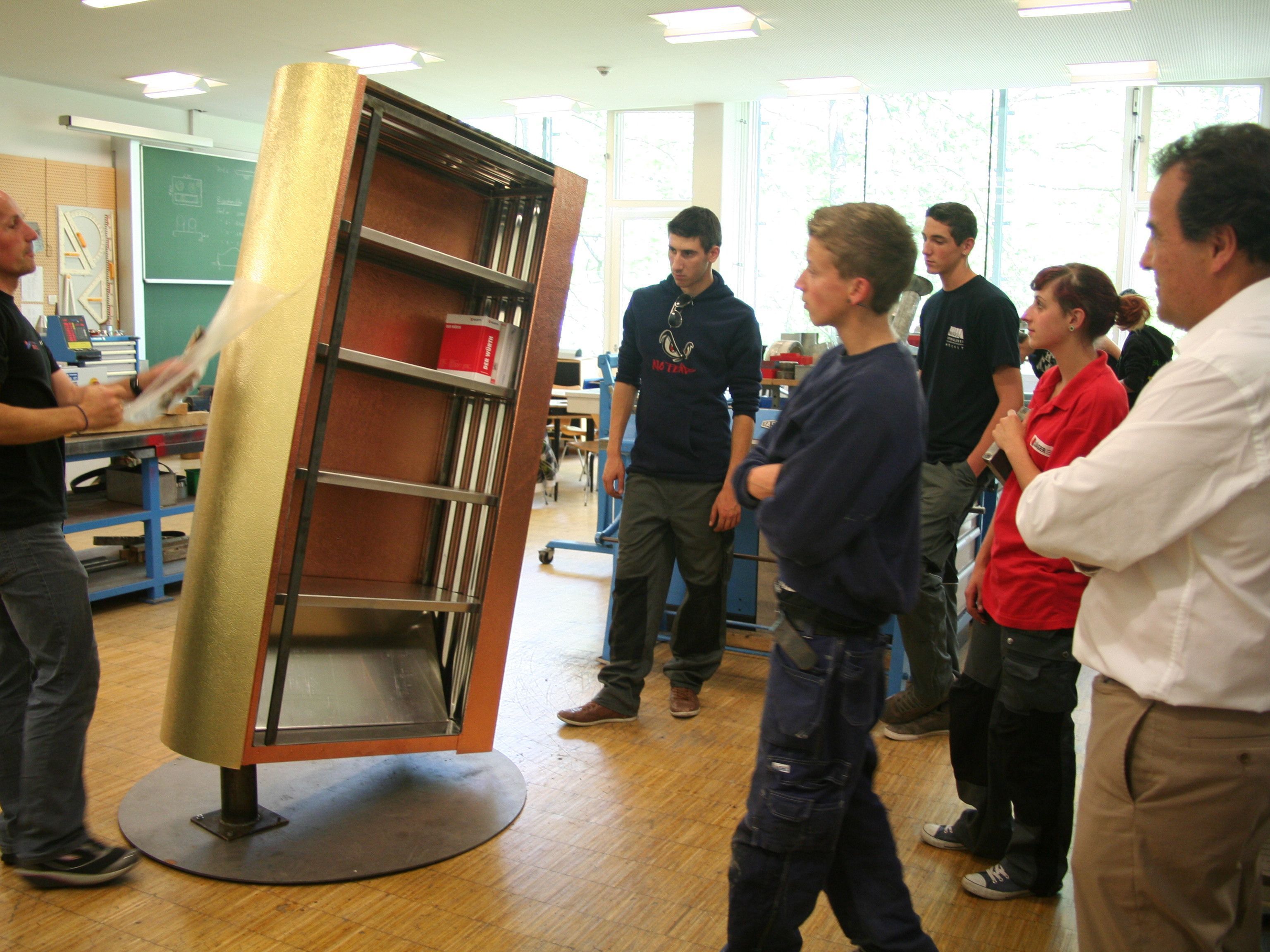 Nur das Plexiglas fehlt noch, ansonsten ist der VN-Bücherschrank schon beinahe fertig. Nur das Plexiglas fehlt noch, ansonsten ist der VN-Bücherschrank schon beinahe fertig.